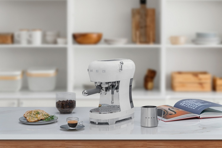 Кофемашина Smeg ECF02WHEU