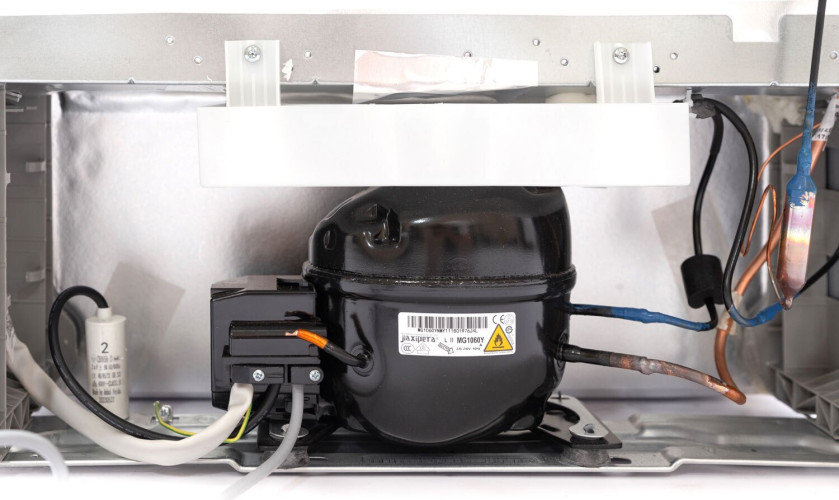 Встраиваемый холодильник Scandilux RBI303EZ