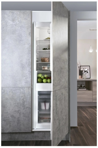 Встраиваемый холодильник Hotpoint-Ariston BCB 70301