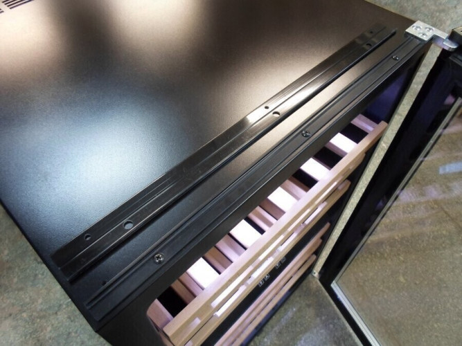 Винный шкаф Temptech SOMQ38DRB