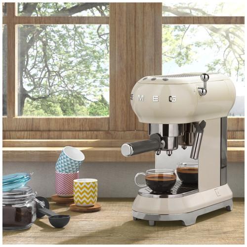 Кофеварка рожковая Smeg ECF01CREU