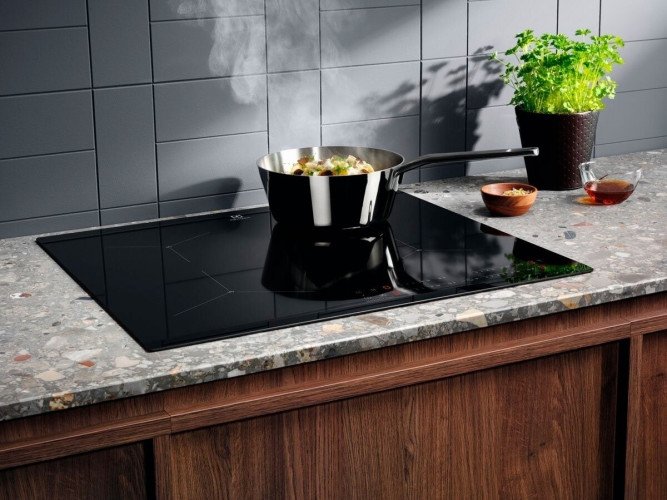 Индукционная варочная панель Electrolux EIS62443