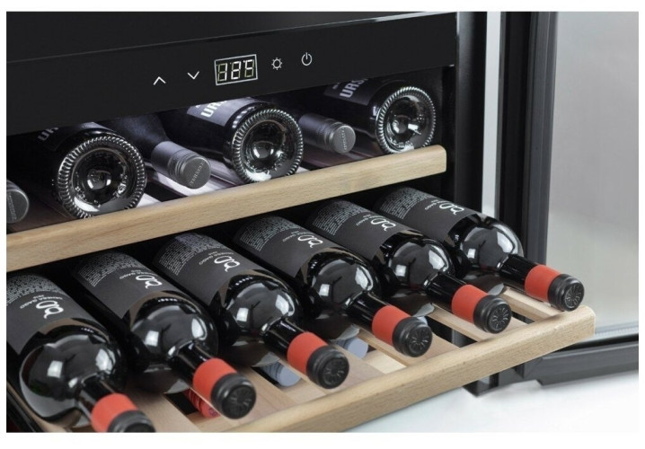 Встраиваемый винный шкаф Caso WineSafe 18 EB Black